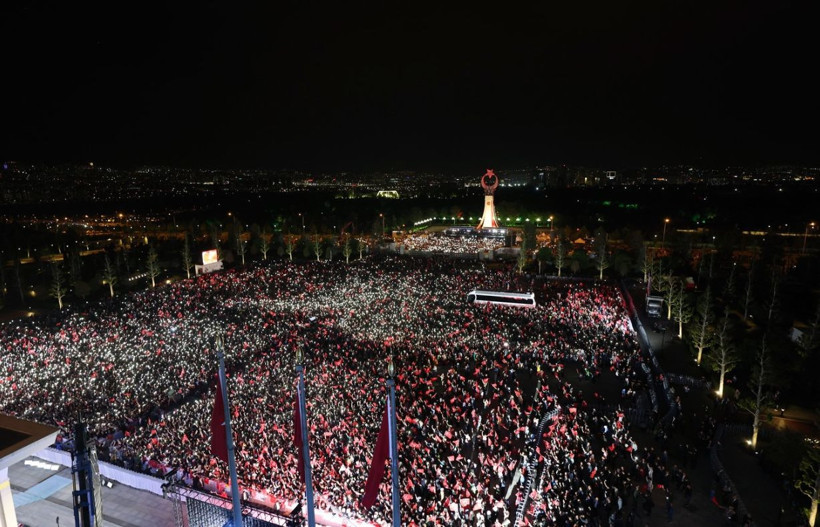 Erdoğan kazandı, yüzbinler Külliyeye akın etti! Balkon konuşmasına yoğun ilgi: Alan hınca hınç doldu taştı! - Resim: 3