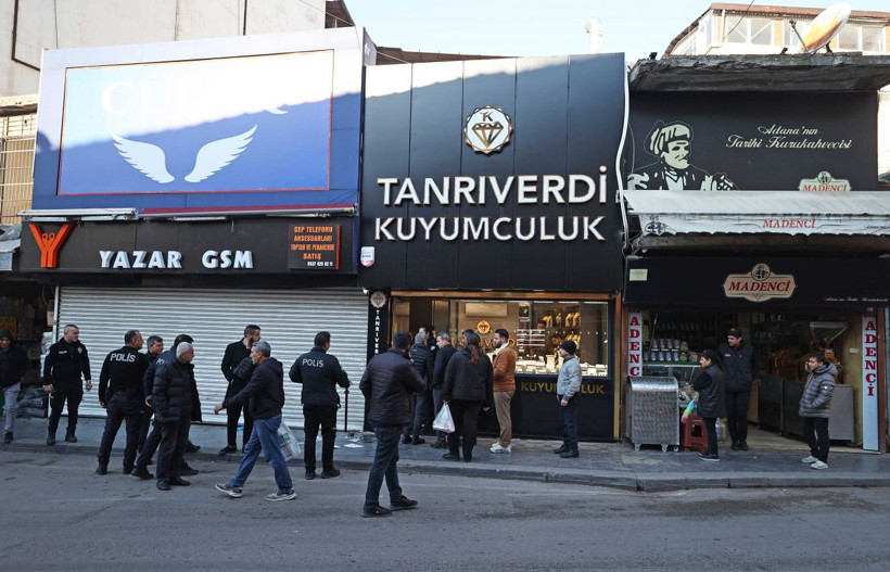 Kuyumcuda hırsızlık yaparken yakalandı, polisi görünce işyerine tuvaletini yaptı! - Resim: 2