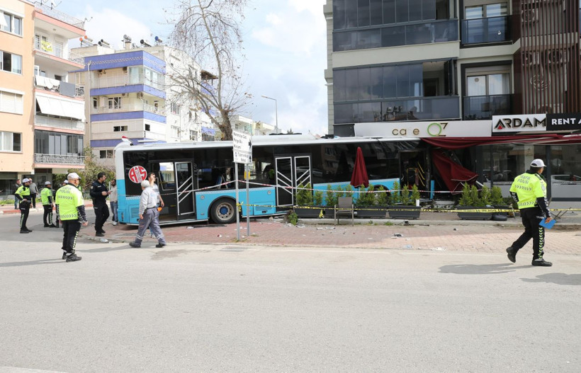 Antalya'da halk otobüsü dehşet saçtı! Araçlara çarptı, kafeye daldı! Yaralılar var - Resim: 4