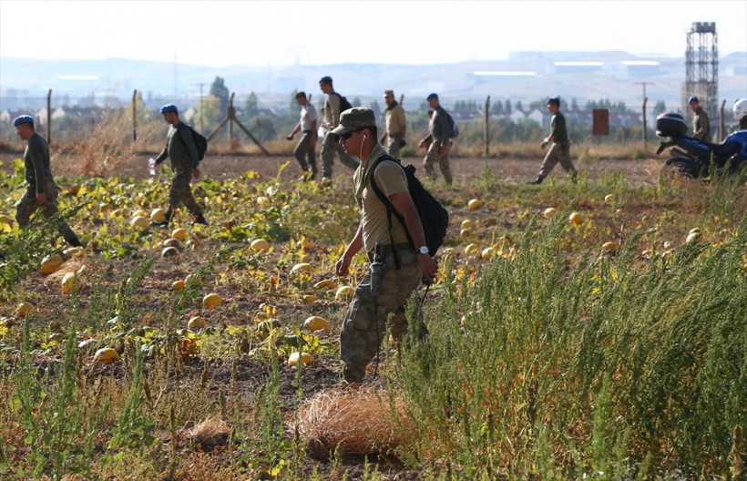 Darbeci askerler malzemelerini tarlada bırakıp kaçtı - Resim: 4