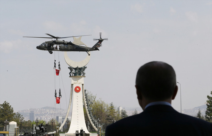 Bakan Soylu Erdoğan'ın yakasına kendi elleriyle taktı! - Resim: 4