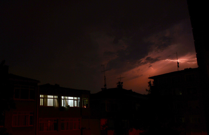 İstanbul’da şimşekler geceyi aydınlattı - Resim: 1