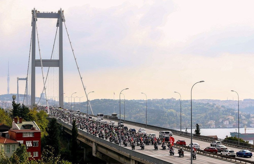 Cumhuriyet Bayramı konvoyu! 15 Temmuz Köprüsü'nde motosiklet şov - Resim: 1