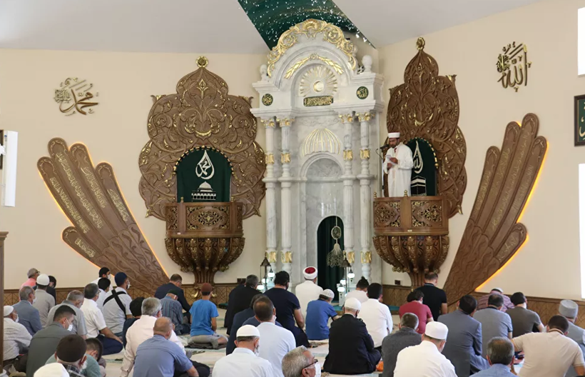 Türkiye'nin ilk ay yıldız camisi ibadete açıldı! Mimarisi muhteşem - Resim: 4