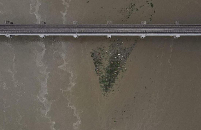 Ürküten görüntüler! Sel korona mezarlarını ortaya çıkardı dünya bu görüntüyü konuşuyor - Resim: 3