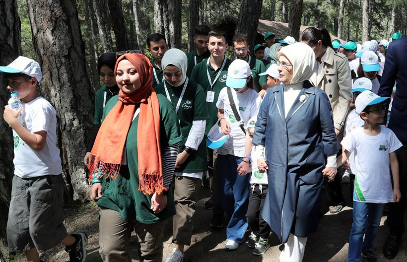 Emine Erdoğan, Kızılcahamam'da gençlerle çevre yürüyüşüne katıldı - Resim: 3