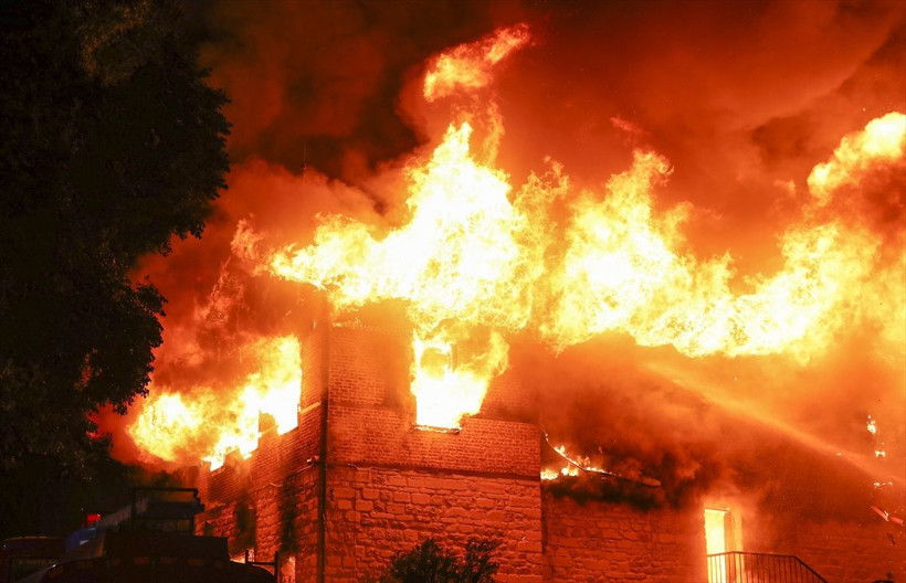 İstanbul Zeytinburnu'nda tarihi Merkez Efendi Fırını cayır cayır yandı! Harabeye döndü - Resim: 2