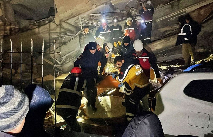 Enkaz altından can kurtarma yarışı! İşte enkazdan sağ çıkarılanlar! 2 aylık bebek 30 saat dayandı... - Resim: 1