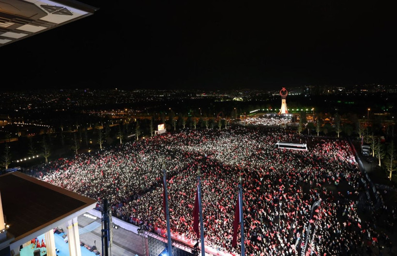 Erdoğan kazandı, yüzbinler Külliyeye akın etti! Balkon konuşmasına yoğun ilgi: Alan hınca hınç doldu taştı! - Resim: 4