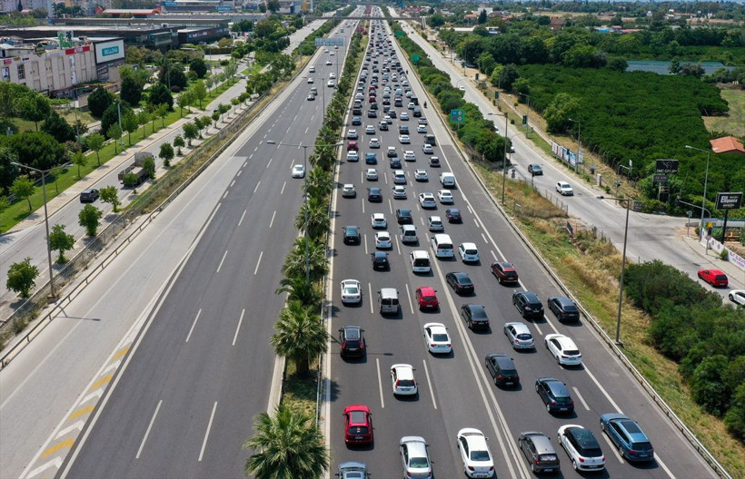 İzmir'de araç kuyrukları uzadıkça uzadı! Tatil beldelerinin yolları kilit! - Resim: 3
