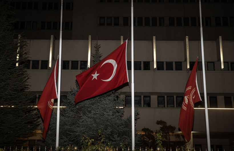 Milli yas ilanının ardından Türkiye'de bayraklar yarıya indirildi - Resim: 2