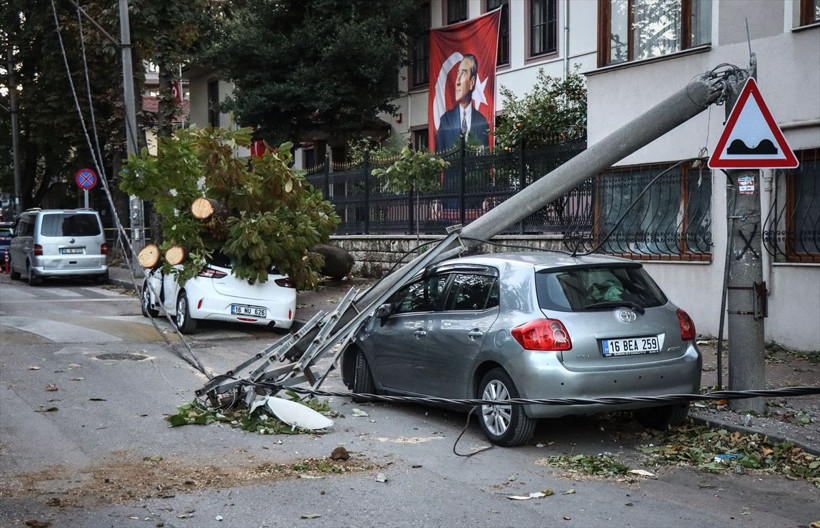 Durum çok fena! Arabaların üzerine devrildi gören hemen ihbar etti - Resim: 4