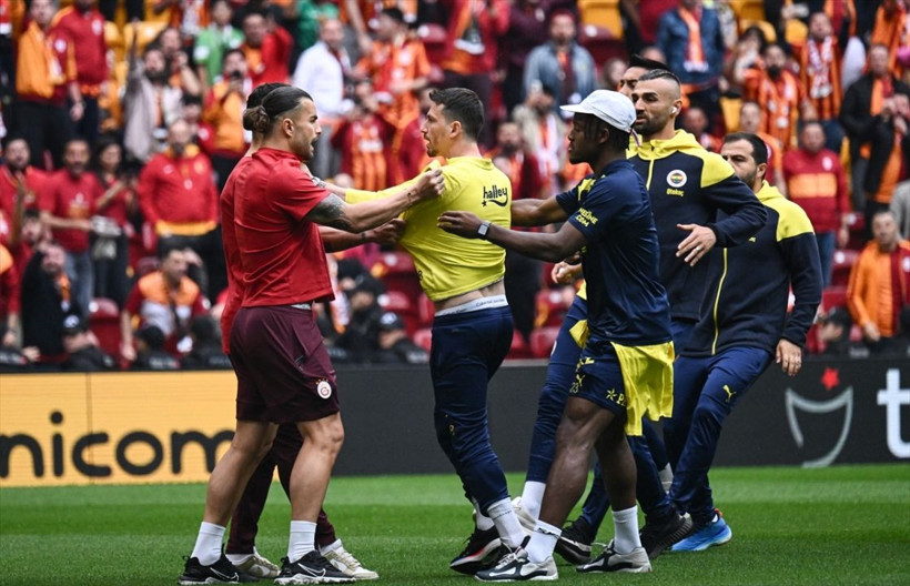 Galatasaray - Fenerbahçe derbisi öncesi saha karıştı - Resim: 1