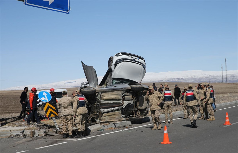 Kars'ta iki otomobil çarpıştı, biri diğerinin üzerine düştü: Ölü ve yaralılar var - Resim: 1