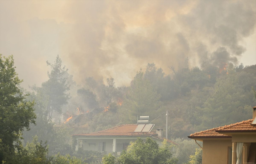 Fethiye'de orman yangını sürüyor! Alevler başka mahalleye ve evlere ulaştı - Resim: 1