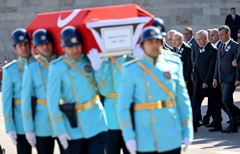 Özgür Özel ile Kemal Kılıçdaroğlu cenaze töreninde tokalaştı! O anlar böyle görüntülendi - Resim: 1