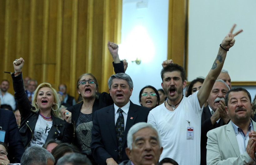 Kemal Kılıçdaroğlu konuşurken Baykal bakın ne yaptı! - Resim: 3