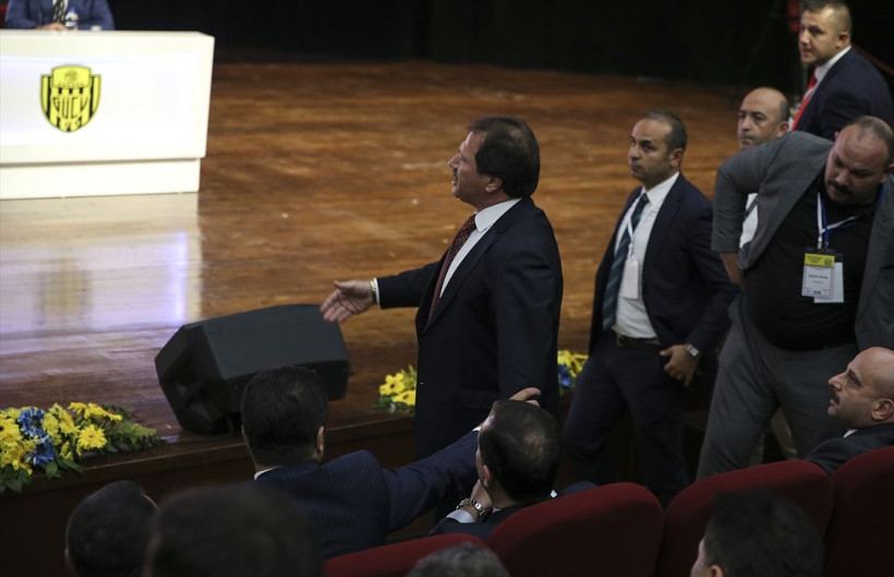 Ankaragücü Genel Kurulu'nda ortalık karıştı yumruklar havada uçuştu - Resim: 1