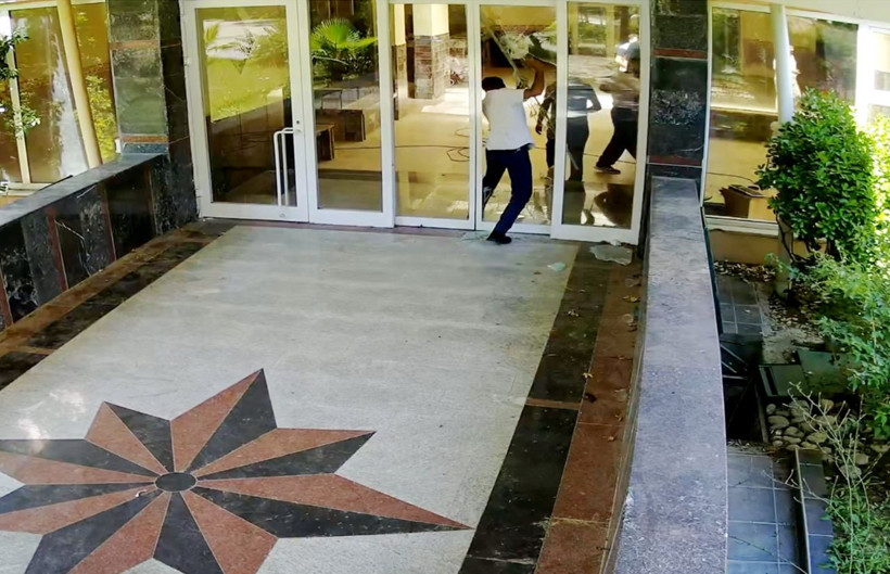 Antalya Kemer'de 4 yıldızlı oteli tahrayla bastılar dehşet anları görüntülendi - Resim: 3