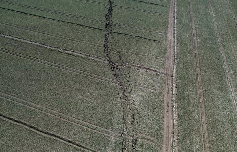 Kahramanmaraş'ta fay hattı tarlayı ikiye böldü! Dev yarık havadan görüntülendi - Resim: 1