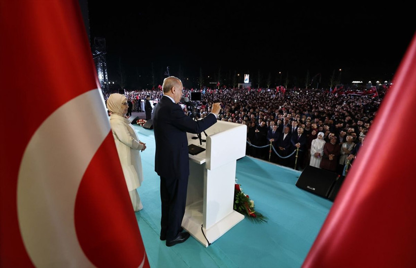 Erdoğan kazandı, yüzbinler Külliyeye akın etti! Balkon konuşmasına yoğun ilgi: Alan hınca hınç doldu taştı! - Resim: 17