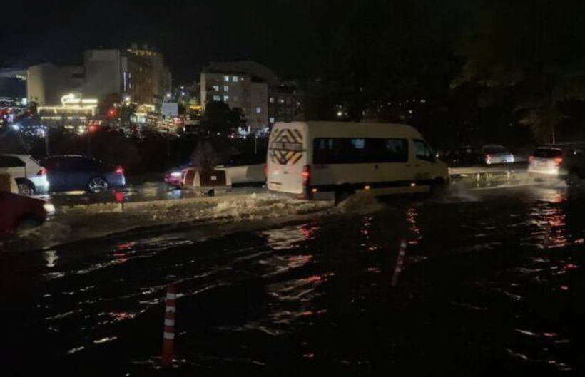 AKOM saatli uyarı yapmıştı! İstanbul kuvvetli yağışa teslim oldu! Cadde ve sokaklar göle dönüştü - Resim: 3
