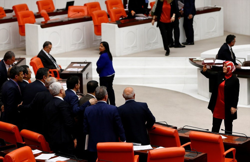 AK Partili kadın vekil CHP'li vekilin telefonunu aldı eline... - Resim: 2