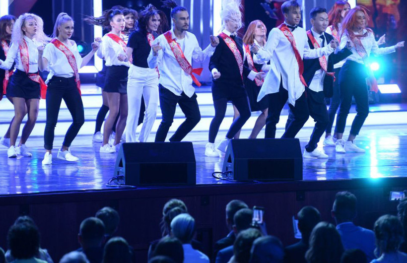 Rus öğrencilerden görkemli veda töreni - Resim: 4