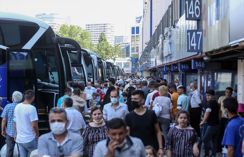 İstanbul trafiği en sakin gününü yaşıyor! Havalimanları ve otogarlar tıklım tıklım - Resim: 3