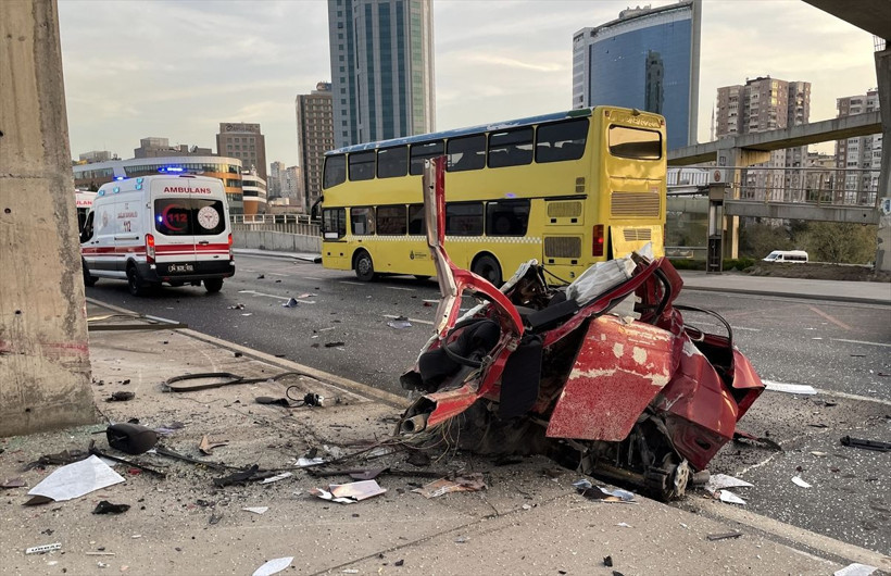 Maltepe'de korkunç kaza! Üst geçidin ayağına çarpan otomobil ikiye ayrıldı - Resim: 3