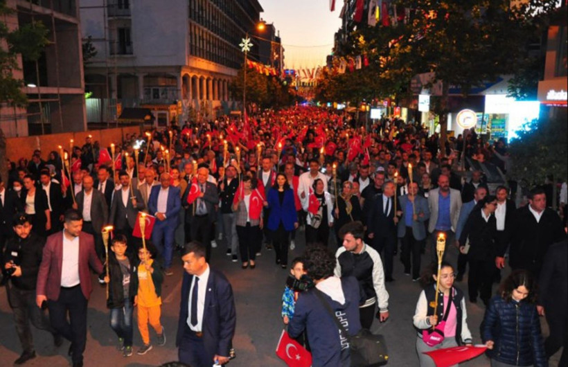 Kendini yere attı! Haluk Levent'i gören şaştı kaldı: İlginç anlar sosyal medyayı salladı - Resim: 4