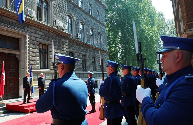 Cumhurbaşkanı Erdoğan resmi törenle karşılandı; Bosna'dan dikkat çeken fotoğraflar - Resim: 2