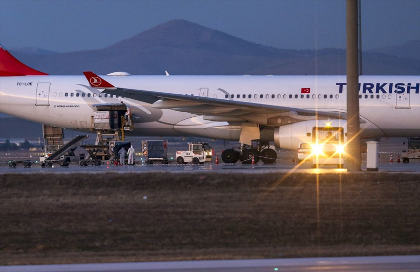İran'dan Türk vatandaşlarını getiren uçağın dezenfekte işlemi tamamlandı - Resim: 1