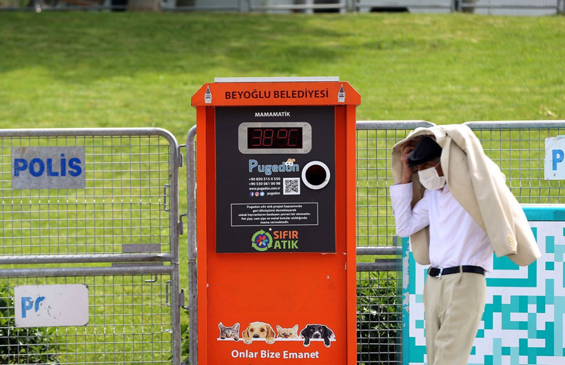 65 yaş üstü aşırı sıcağı dinlemedi sokaklara koştu! İşte sımsıcak görüntüler - Resim: 3
