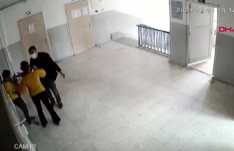 Öğrencisini döven öğretmene Demet Akalın ve Ezgi Mola ateş püskürdü - Resim: 2