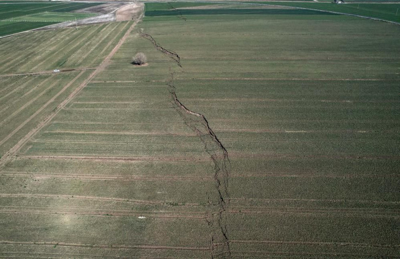 Kahramanmaraş'ta fay hattı tarlayı ikiye böldü! Dev yarık havadan görüntülendi - Resim: 4