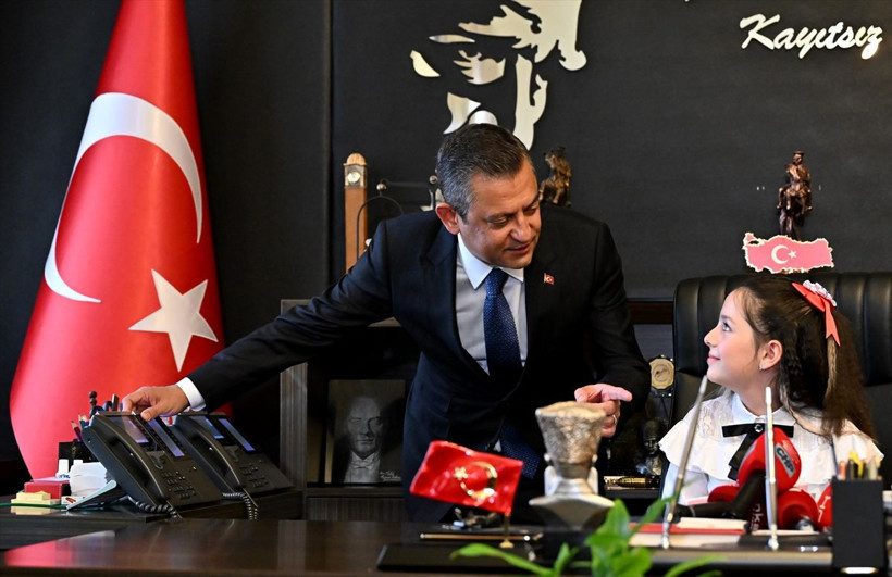 CHP Genel Başkanı Özgür Özel, TBMM'deki koltuğunu 5. sınıf öğrencisi Dora'ya devretti - Resim: 3