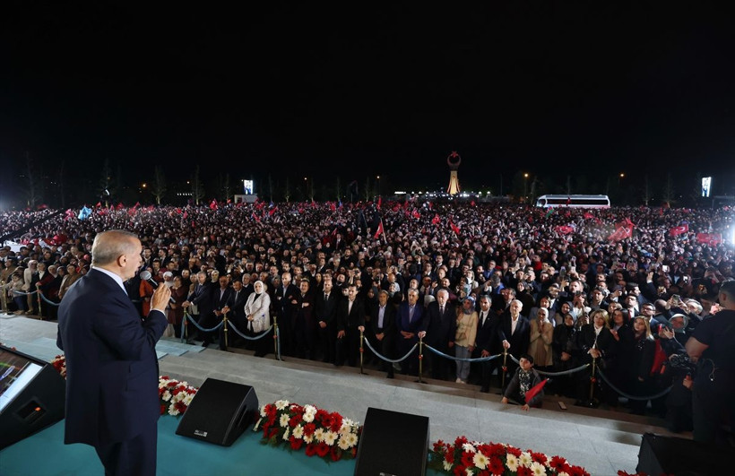 Erdoğan kazandı, yüzbinler Külliyeye akın etti! Balkon konuşmasına yoğun ilgi: Alan hınca hınç doldu taştı! - Resim: 21