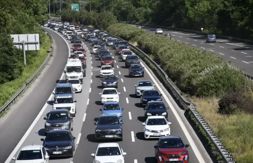 Bayram dönüşü trafik kilit! Kilometrelerce kuyruk oluştu - Resim: 1