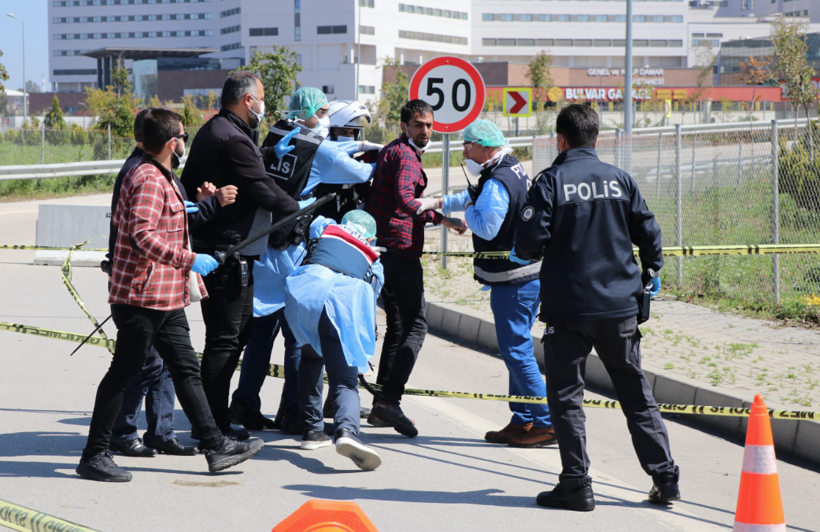 Koronavirüs testi pozitif çıktı, hastaneden kaçıp polislere dehşet yaşattı - Resim: 1