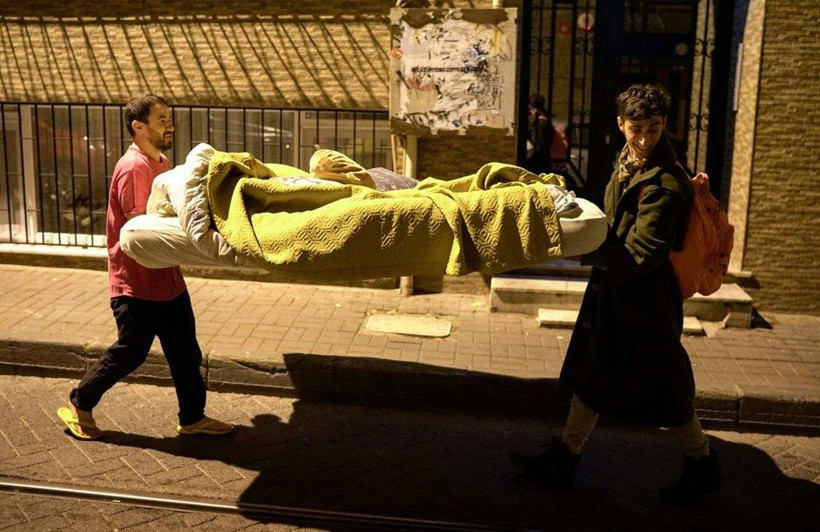 Kadıköy'de şaşırtan görüntü! Yatak odasını sokağa taşıdı - Resim: 2