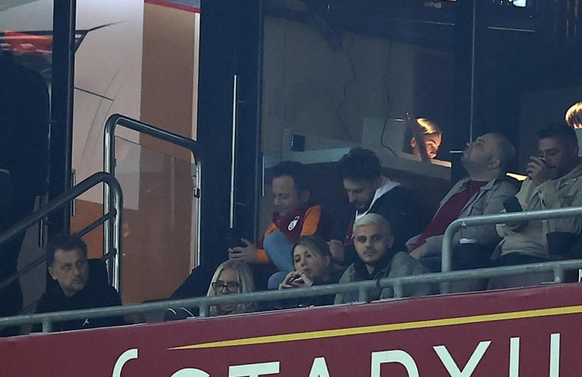 Wanda Nara ile Icardi tribünde maç izledi! Sosyal medya yıkıldı: "Bu kadın Fener'in ajanı olabilir" - Resim: 1