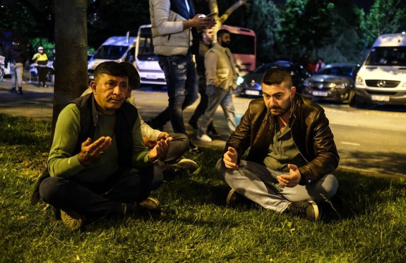 NY Times muhabiri duyurdu! AK Parti İl Başkanlığında: Hava gergin, vatandaşların bekleyişi sürüyor! - Resim: 2