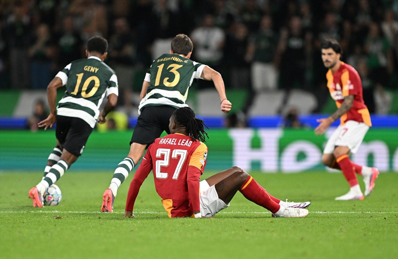 Galatasaraylı Rafael Leao'ya Sporting maçında tepki! Islıklanmasının nedeni belli oldu - Resim: 0