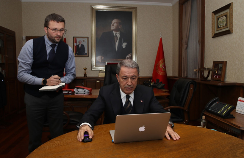 Devlet Bahçeli'nin hediyeleri Hulusi Akar'ın odasında böyle görüntülendi - Resim: 1