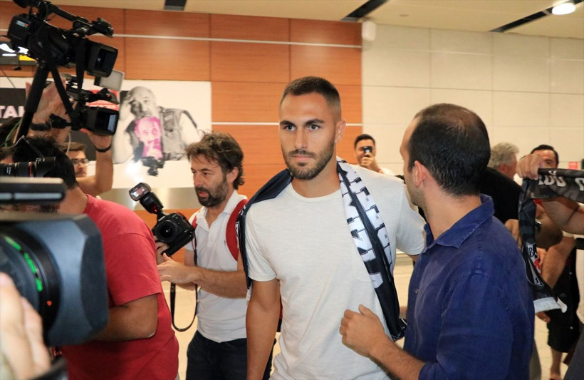 Beşiktaş takımının yeni transferi Victor Ruiz İstanbul'a böyle geldi - Resim: 1
