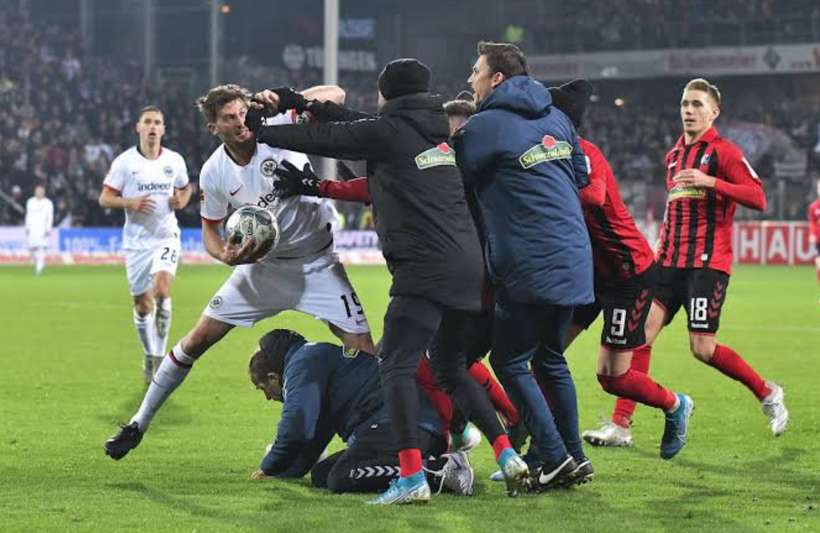 David Abraham rakip teknik direktöre omuz attı ortalık savaş alanına döndü - Resim: 3