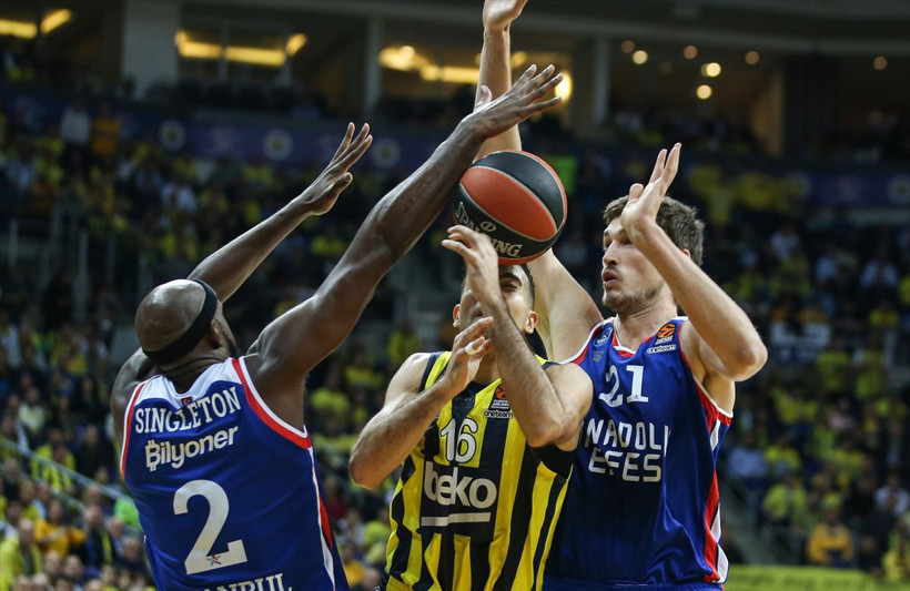 Anadolu Efes nefes kesen derbide Fenerbahçe'yi devirdi - Resim: 3