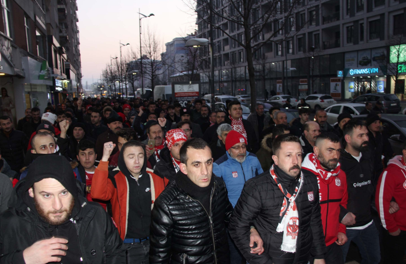 Sivassporlu taraftarlardan hakemlere yürüyüşlü tepki - Resim: 4