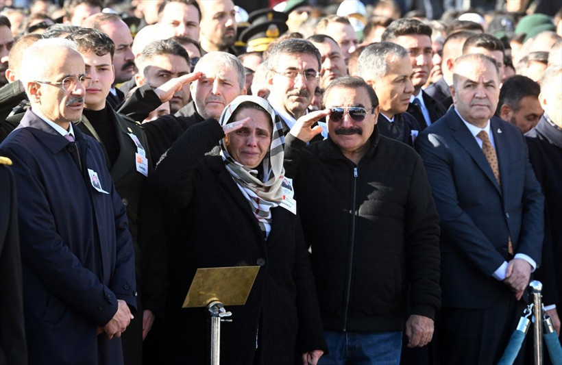 Şehit Piyade Teğmen Eril Alperen Emir Ankara'da son yolculuğuna uğurlandı - Resim: 3